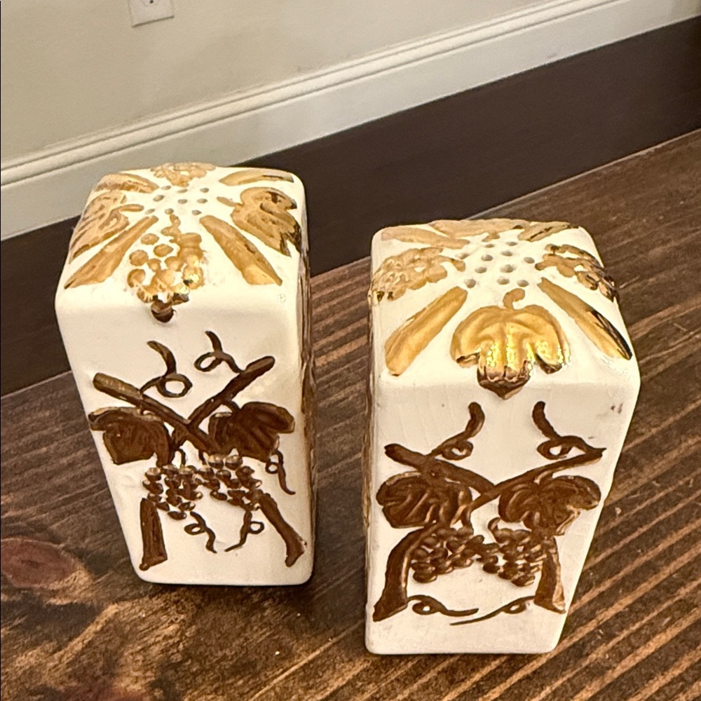 Elegant Gold and Cream Ceramic Salt and Pepper Shakers - Picture 4 of 6